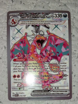 Charizard EX Pokémonkort - Säljer ett Charizard EX Pokémonkort med holografisk effekt och färgglatt mönster. Kortet har 330 HP och attacker som Infernal Reign och Burning Darkness. Perfekt för samlare eller Pokémonfans som vill utöka sin kortlek.
