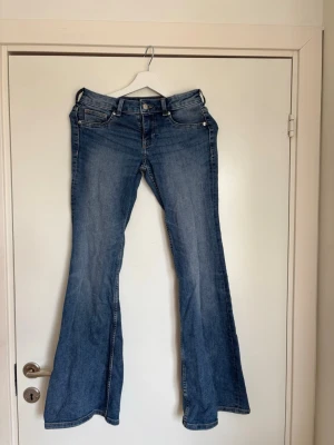 Blå low waist bootcut jeans - Jätte fina jeans från HM som tyvärr blivit för korta för mig