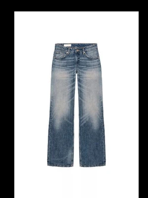 Helt nya Zara jeans - Sjukt snygga Zara jeans som jag beställde i två storlekar och glömde bort att lämna tillbaka, är ganska säker på att de ej säljs längre då jag ej hittar dom, stor low Rise wide leg full length, strl 38