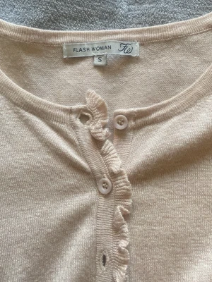 Kofta - Beige kofta från Flash woman i storlek S. Perfekt nu till hösten! Endast avvänd en gång säljer pga använder inte💞 Pris kan alltid diskuteras!