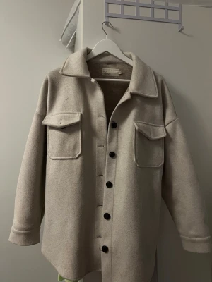 Beige kappa med bälte - Perfekt jacka inför hösten 🤎Öppen för prisförslag 🫶🏼