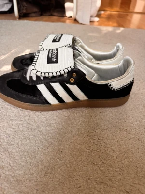 Adidas X wales Bonner - Säljer ett par adidas x Wales bonner,strl 44. Kommer med box.