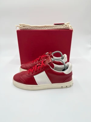 Valentino sneakers  - Hej säljer nu dessa fina valentino open skor  Skick enligt bilder  Postar snabbt och smidigt   Hör av er vid frågor eller funderingar