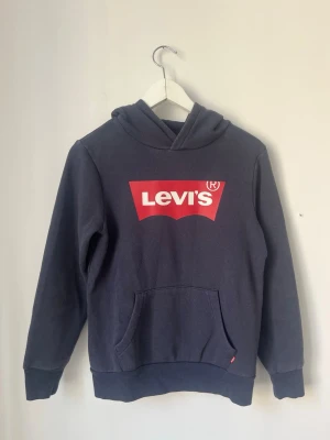 Mörkblå Levi's hoodie med logga - Mörkblå hoodie från Levi's i storlek 164 (14 år) 