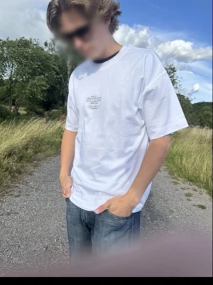 Vit oversized t-shirt Studio One Club -  Säljer nu denna vita t-shirt från JACK & JONES premiumcollection, köpte den i våras. Har aldrig använt den helt ny  Den är storlek S, men eftersom att den är overs size så passar den M