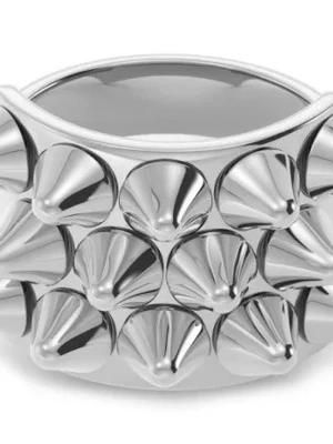 finns i både guld och silver kom privat för storlekar - Cool ring i blankt silverfärgat metallmaterial med flera konformade nitar runt hela bandet. Ringen har en bred design och ger en edgy och modern känsla. Perfekt för dig som vill sticka ut med dina accessoarer.