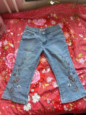 Capri shorts jeans med blommor  - Köpta på humana second hand, jättefina och har en del stretch i tyget!