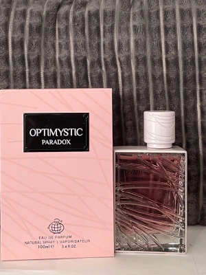 Optimystic Paradox Eau de Parfum - Optimystic Paradox Eau de Parfum  från fragrance world 100ml se bilder för noter och mängd kvar.  Påminner om Prada paradoxe