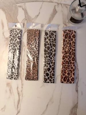5-pack hårband leopardmönster - Glömde ta bild på 1 av dem men totalt 5 breda hårband i leopardmönster, perfekta för att ge din look en trendig touch. Färgerna varierar mellan svartvitt, brunbeige och orangebrunt. Tillverkade i mjukt, stretchigt tyg som sitter bekvämt i håret. Säljs i förpackning. Y2k stil!