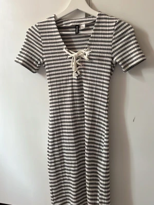 Randig Klänning  - En kort randig sommar klänning från H&M. Material är stretchig och bekvämt. Har ej varit till användning