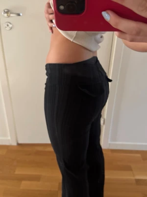Svarta kostymbyxor med knappar - Säljer mina favvo svarta kostymbyxor som inte riktigt är min stil längre, dom sitter så snyggt! Med fickor baktill och snygga knappar där fram perfekt bootcut! Jag är 164!