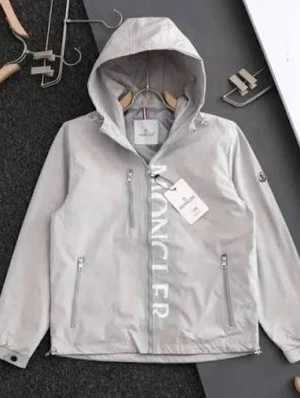 Moncler windbreaker - Köpte en storlek för stor och den passade inte mig riktigt. Tar helst emot byten (Storlek S). Den är knappt använd och det finns inga tecken användning heller 