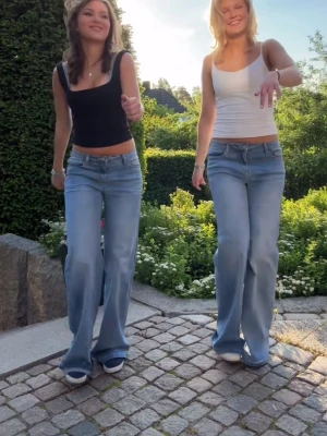 Ljusblå bootcut jeans - Säljer ett par jättefina jeans från madlady helt oanvända. I storlek 34 Extra Tall