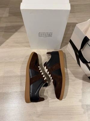 Maison margiela skor  - Sprillans nya gata! Bästa investeringen inför sommaren! Storlek 42! Vid minsta fundering kontakta oss✔️🌟
