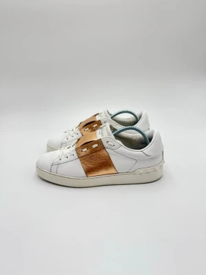 Valentino sneakers  - Hej säljer nu dessa fina valentino open skor  Skick enligt bilder  Postar snabbt och smidigt   Hör av er vid frågor eller funderingar