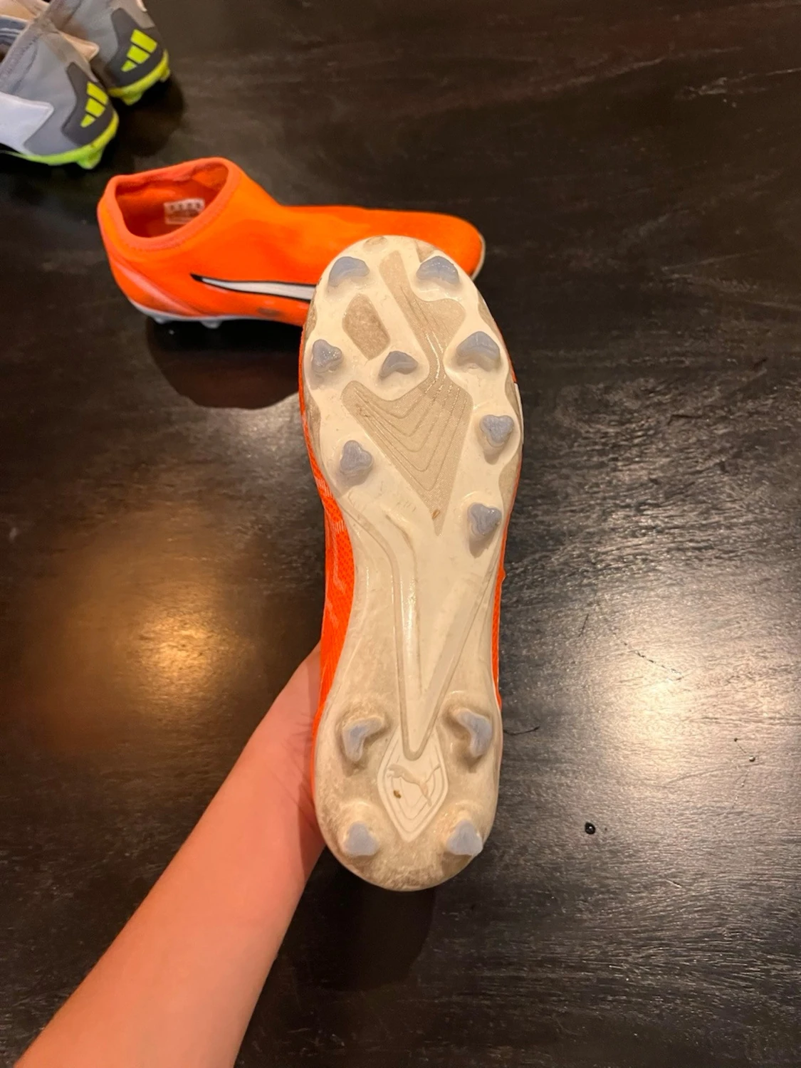 Orangea fotbollsskor från Puma - 3