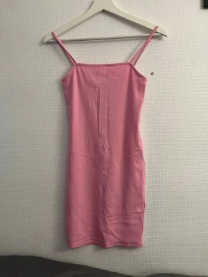 Rosa mini klänning  - En jättefin kort klänning i rosa🩷🩷