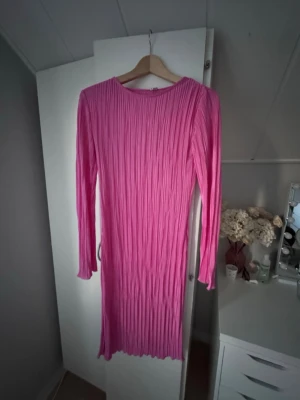 Plisserad rosa långärmad klänning - Snygg rosa klänning. Den är sliten på ett ställe som man ser på bilden, det är inte märkbart i verkligheten! 💕💕