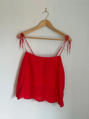 Röd topp  - Röd topp från en butik i Italien. Knytningen gör att man kan justera storleken. Använd en gång  💝