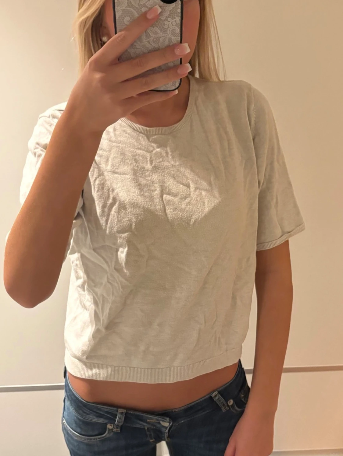 Ljusbeige croppad t-shirt med stickat material