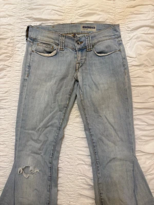 vintage lågmidjade jeans  - sjuuukt snygga lågmidjade jeans, sydda för att få bootcut passform. Säljer då de inte passar mig. I fint och gott skick! 💓(passar som s/xs)  