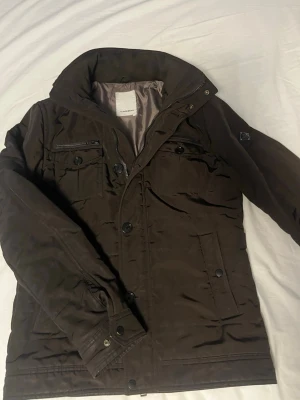 J Lindeberg Field jacket bailey poly - Bailey sturctured poly fieldjacket mörkbrun. Storlek S, Skick = använd men bra (finns minimala fläckar som knapp syns se sista bilden).