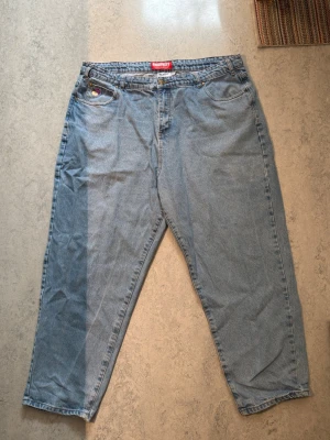 Butter Goods Jeans ”BAGGIEST” - ULTRA BAGGY FIT – GRADUAL TAPER Storlek: 40 Färg: Ljusblå (Blue) Fit: Philly Santosuosso Signature Fit  Nästan oanvända, riktigt bra skick, 9/10. Riktigt hög kvalitet och en grym, oversized passform. Har legat i garderoben i ca 2 år och tvättas självklart innan de skickas.  Skick: en mindre reva längst ner på byxbenet. Inga större skador.  Säljes då de bara ligger.