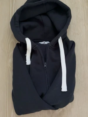 mörkblå russemerch -  säljaren mörkblå zip med två fläckar som jag inte vet om de går bort eller inte men jag kan testa att tvätta men vet inte om det är fettfläck så jag säljer den billigare än vad jag skulle gjort