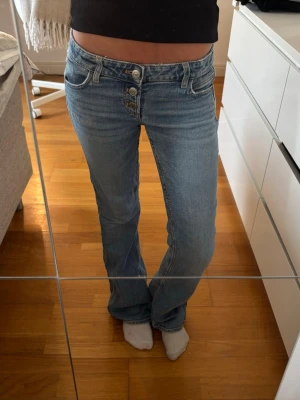 Ljusblå jeans med knappar - säljer dessa jeans från Gina Young i storlek 146 tall 🤗 superfint skick, inga defekter. pris kan diskuteras!