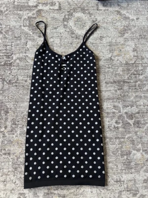 Polka dot minidress - Polka dot klänning i stretchigt material 