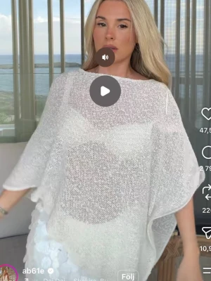 Vit glittrig poncho från Zara ny med prislapp  - Säljer en superfin vit poncho från Zara med glittereffekt. Ponchon är tunn, transparent och har en lös, avslappnad passform med breda ärmöppningar. Perfekt att styla över ett linne eller topp för en trendig look. Helt ny med prislapp 