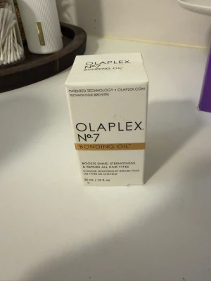 Olaplex No.7 Bonding Oil 30ml - Olaplex No.7 Bonding Oil är en hårolja som boostar glans, stärker och reparerar alla hårtyper. Kommer i en vit och guldig förpackning på 30 ml. Perfekt för att ge håret extra lyster och skydd mot värme.