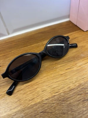 Miu Miu solglasögon - Svarta Miu Miu solglasögon. Inga repor eller skador. Skriv för frågor ❤️❤️