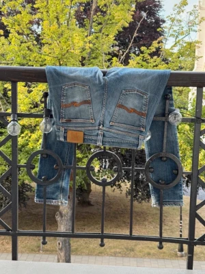 Blå raka nudie jeans  - Säljer just nu dessa  jeans från nudie jeans. Detta är då en herrmodell. Säljer då dessa inte passade min kille. Storleken är w32 l34. Lite slitningar längst ner vid slutet av byxorna men inget som påverkar eller syns. Skriv vid frågor🤗