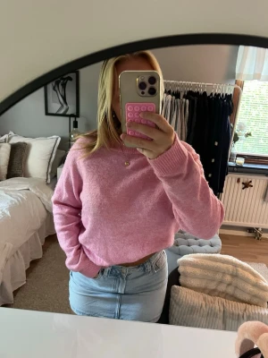  Ljusrosa stickad tröja från Vero Moda - En jätte mysig stickad ljusrosa tröja som är storlek XL men känns som M från Vero Moda använt få gånger men så skön att ha på sig på grund av att tyget är ull. 