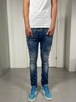 Dondup George Jeans  - Säljer nu dessa Dondup George Jeans med snygga slitningar i populär design I DEN NYA MODDELEN, mått ca 36-36,5 o 101 cm. skriv för fler bilder/frågor🙌🏼 