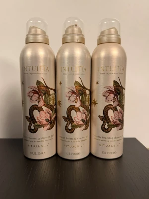 Rituals Intuita duschgel 3-pack - Säljer ett 3-pack Rituals Intuita velvet foaming shower gel med sandelträ och vanilj. Flaskorna är guldiga med blommigt och ormmotiv, och har genomskinliga plasthattar. Varje flaska innehåller 200 ml duschgel som ger ett lyxigt lödder. 