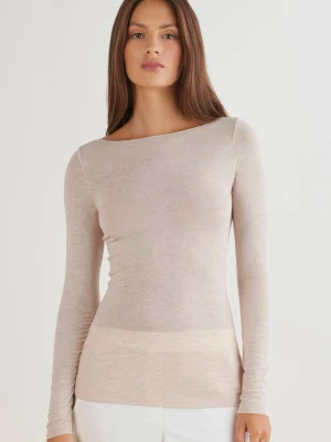 Beige långärmad topp från Intimissimi - Säljer en supermjuk och tunn beige långärmad topp från Intimissimi. Tillverkad i en ultralätt mix med kashmir som känns riktigt lyxig mot huden. Perfekt för lager på lager och har en enkel, clean look med rund hals.