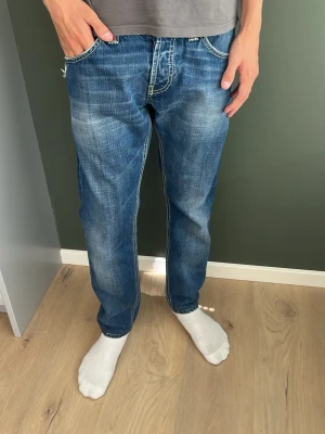 Dondup jeans lucky - Ett par fräscha Dondup jeans i modellen ”lucky”! Nypris - ca 3200 Storlek - 32 Mått - A: 41 B: 68 C: 27 D: 20,5 E: 15  Made in Italy🇮🇹 Priser går att diskutera vid snabb affär, skickas samma dag eller dagen efter!🚚💸 
