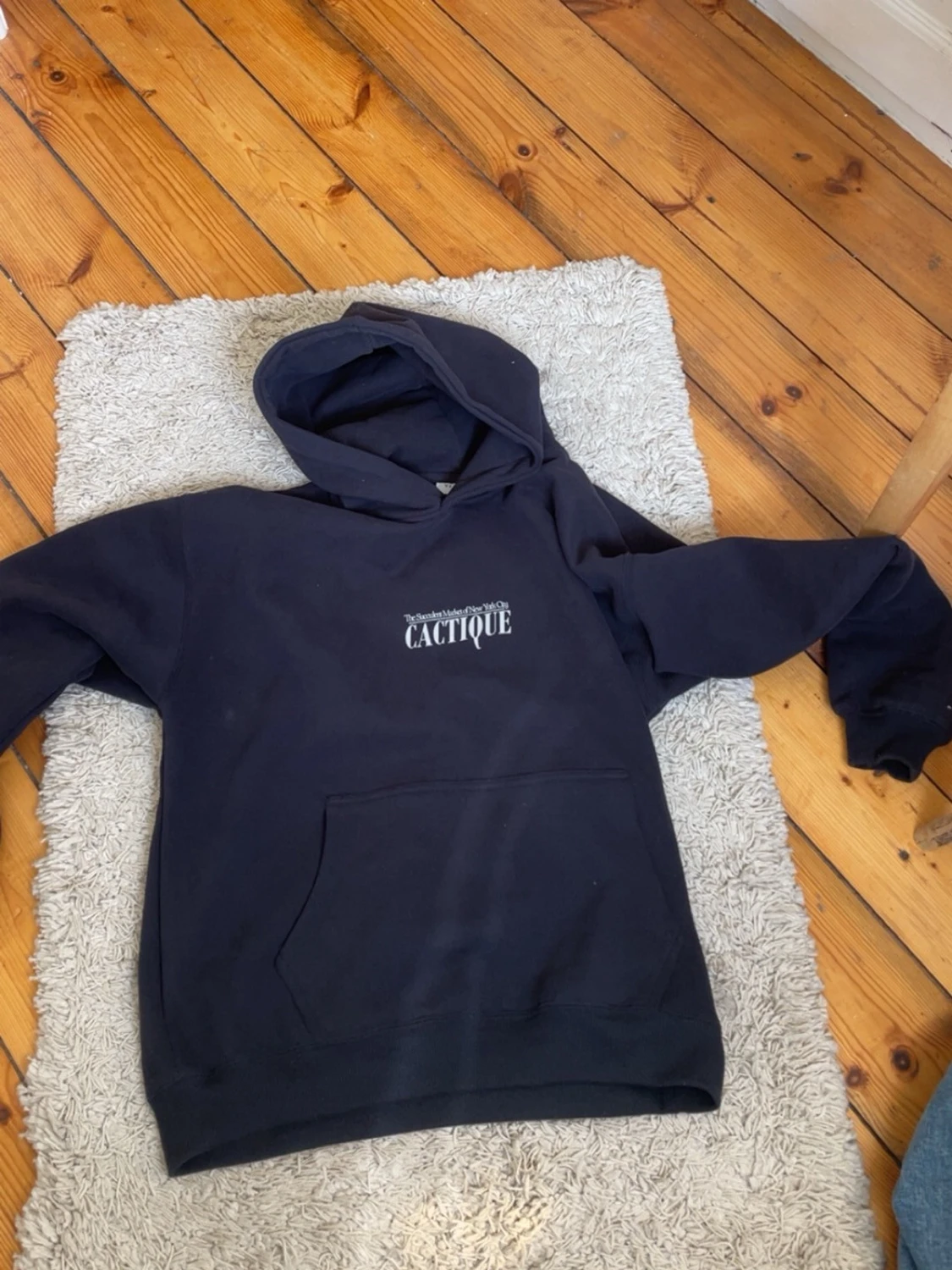 Mörkblå hoodie med tryck Cactique