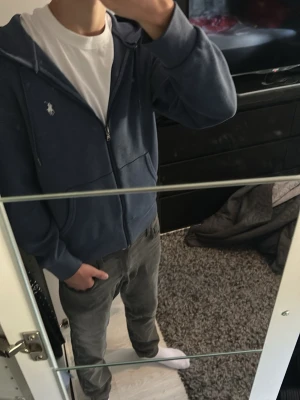 En snygg marinblå Ralph lauren zip hoodie - Väldigt bra skick rekomenderar starkt. Jag är 172 lång och den sitter bra på mig. Rensar garderoben lite så priset går att diskutera till en viss del. Är lite nött längst ner på armarna men inget som syns när man har på sig den. Skriv om det är några funderingar🥰