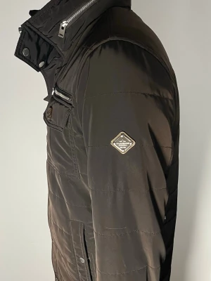 J.Lindeberg field jacket - 👕 Plagg: field jacket                                                          📏 Storlek: M                                                             🏷️ Märke/Modell: J.Lindeberg                                                ✨ Skick: Fint skick                                                        💬 Vid frågor är det bara att skriva!                                                                                          🛍️ Gramenti