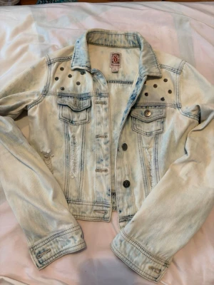 jeans jacka - en jeansjacka i strl S som jag kommer att sälja på min plick liveshow den 17nde augusti 19:00!