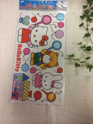 Hello Kitty väggdekor klistermärke - Färgglatt väggklistermärke med Hello Kitty och vänner, ballonger och husmotiv. Perfekt för att dekorera väggar i barnrum. Självhäftande och lätt att sätta upp. Motiv i rött, rosa, blått, gult och vitt.