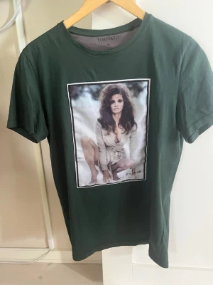 Limitato t-shirt grön  - Snygg mörkgrön t-shirt från Limitato 