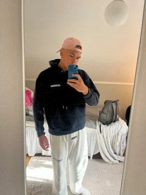 Jacquemus hoodie - Sjukt snygg hoodie använd väldigt få gånger, hör av er för fler bilder eller andra funderingar 