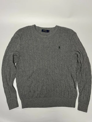 Ralph Lauren kabelstickad tröja - 👕 Plagg: kabelstickad tröja                                                               📏 Storlek: M                                                               🏷️ Märke/Modell: Ralph Lauren                                    ✨ Skick: Fint skick                                                        💬 Vid frågor är det bara att skriva!                                                                                          🛍️ Gramenti