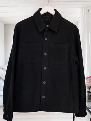 Donce de la sense overshirt - Overshirt från D’once De La Sense, cond 9/10 använd ett fåtal gånger. Storlek S, passar mig som är 180 och väger 76kg