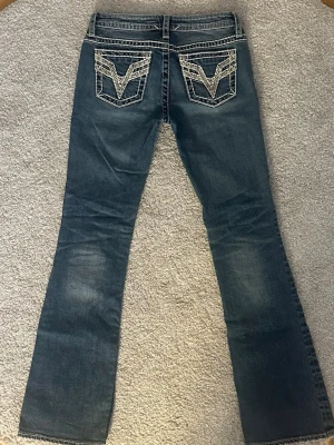 Vigoss jeans - Vigoss jeans med låg midja i storlek M. Midjemått: ca 75 cm Innerben: ca 82 cm Ytterben: ca 102.5 cm Priset kan diskuteras och skriv gärna vid frågor!💕