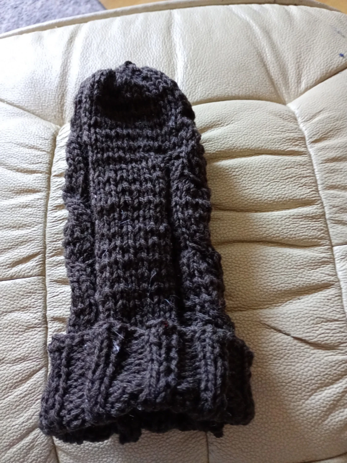 Mörkbrun stickad mössa - 3